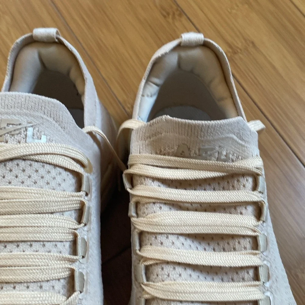 Beautiful APL ladies sneaker EUC
